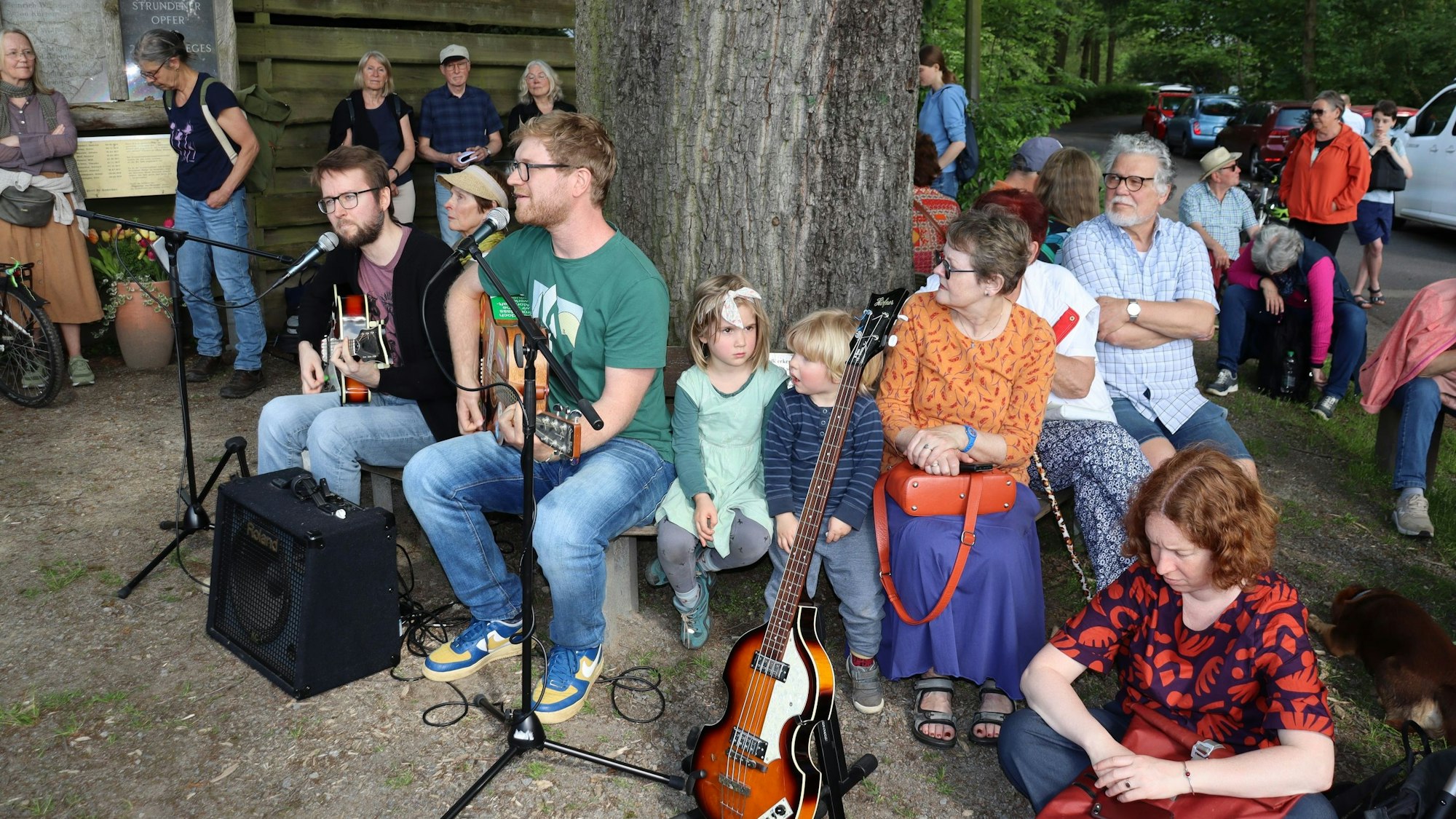Jonas Höltig und Tassilo Rinecker (v.r.) trugen an der geschützten Eiche an der Einmündung Refrather Straße und Gierather Straße Lieder von Menschen vor, die durch die Nazis verfolgt wurden.