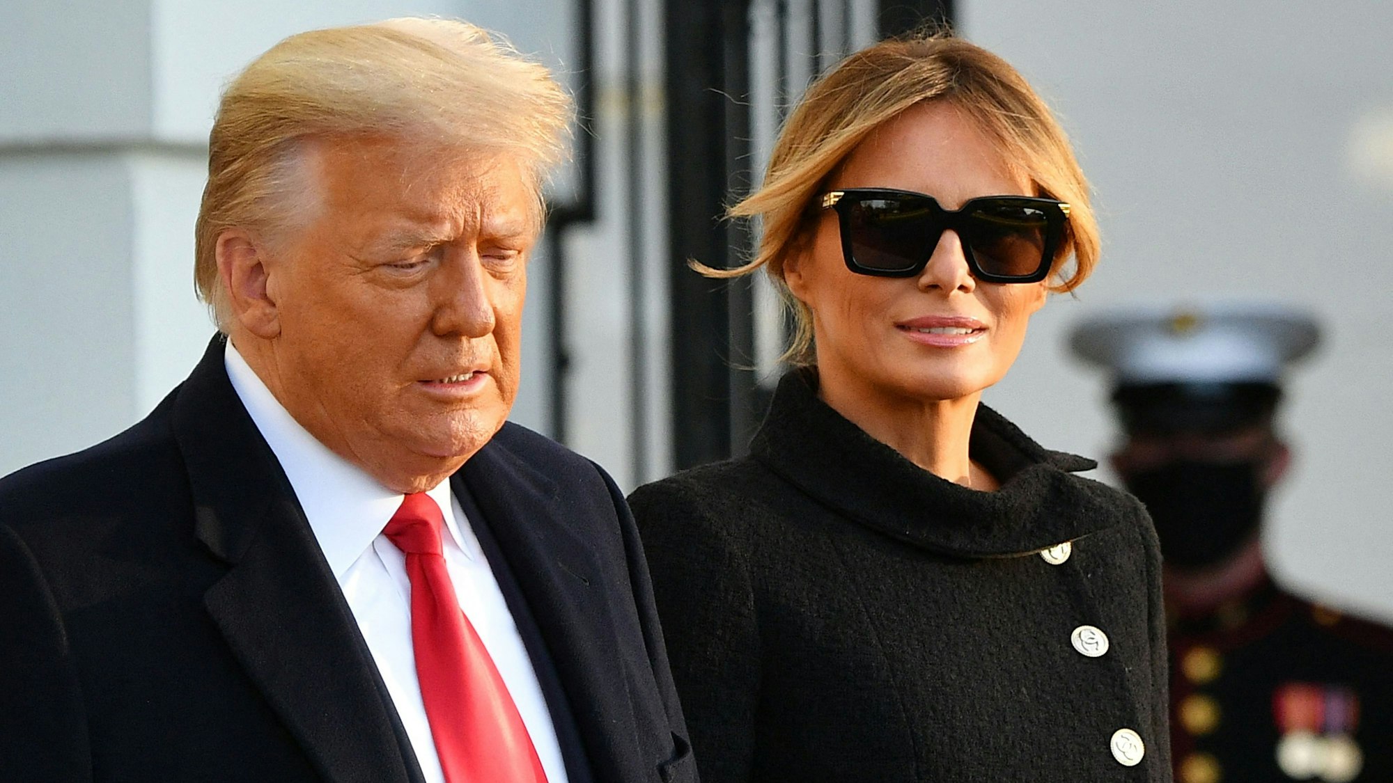 Der frühere US-Präsident Donald Trump zusammen mit seiner Ehefrau Melania. Während Trump neuer Steuerärger droht, muss der Republikaner sich Witze von Joe Biden und Spott von Melania gefallen lassen. (Archivbild)