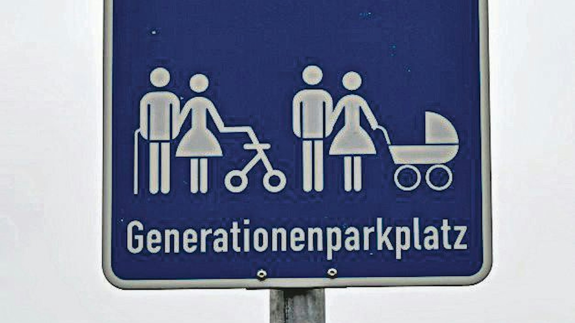Das Foto zeigt den Generationenparkplatz am Kreishaus in Bergisch Gladbach.