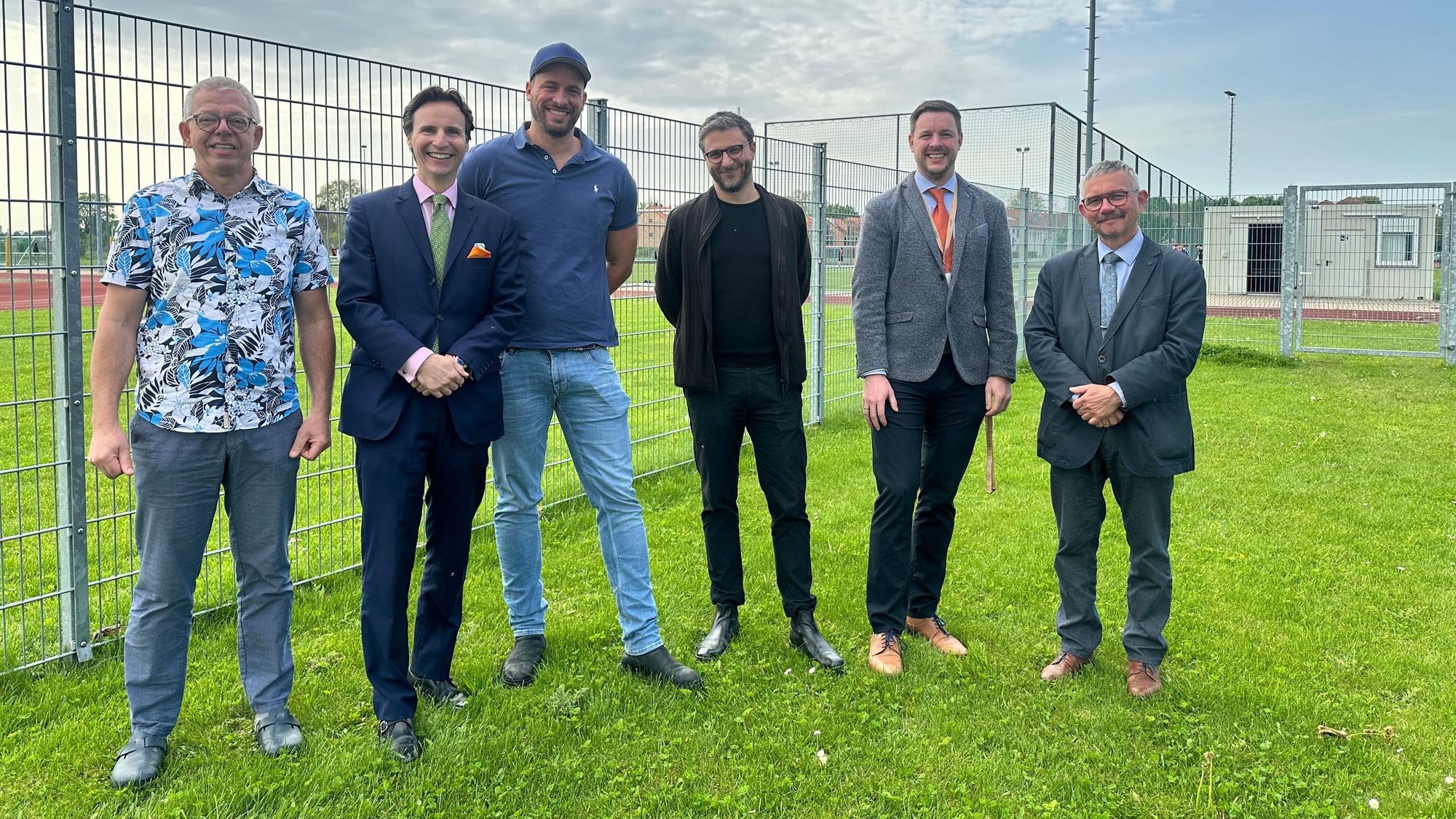 Stuart Horton (2.v.l) von der St. George School mit seinem Team aus Architekten, Betreibern und Management.