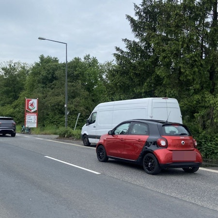 Anwohner Norbert T. ließ der glimpflich ausgegangene Unfall an der Frankfurter Straße nicht los, also schrieb er einen Brief an die Stadt.