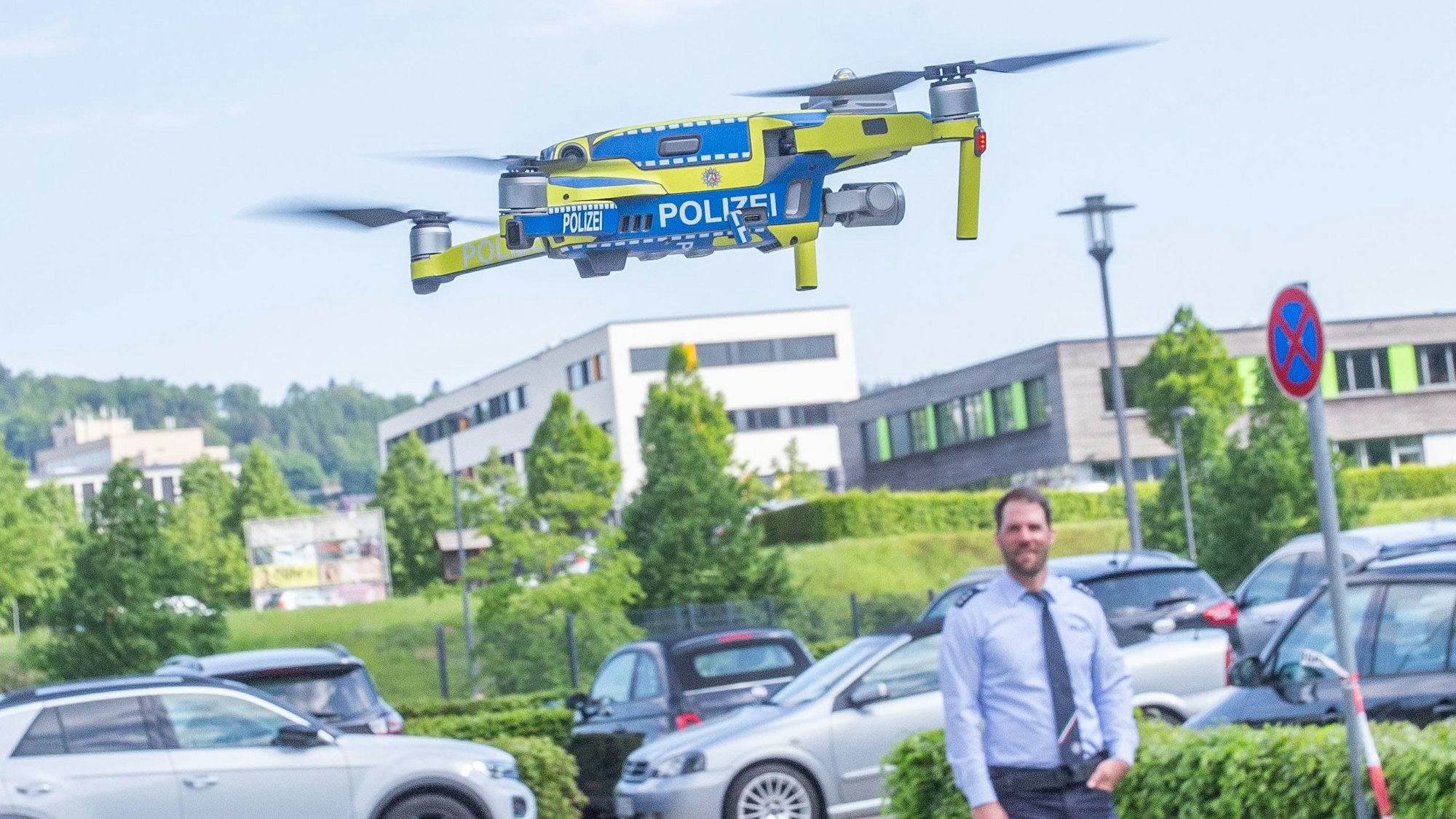 Eine Drohne mit der Aufschrift „Polizei“.