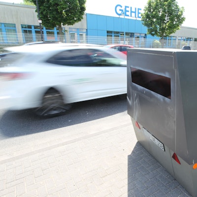 Wie hier in Troisdorf sollen auch in Niederkassel und Sankt Augustin künftig mobile Geschwindigkeitskontrollen mit Blitzern der Kommunen durchgeführt werden.