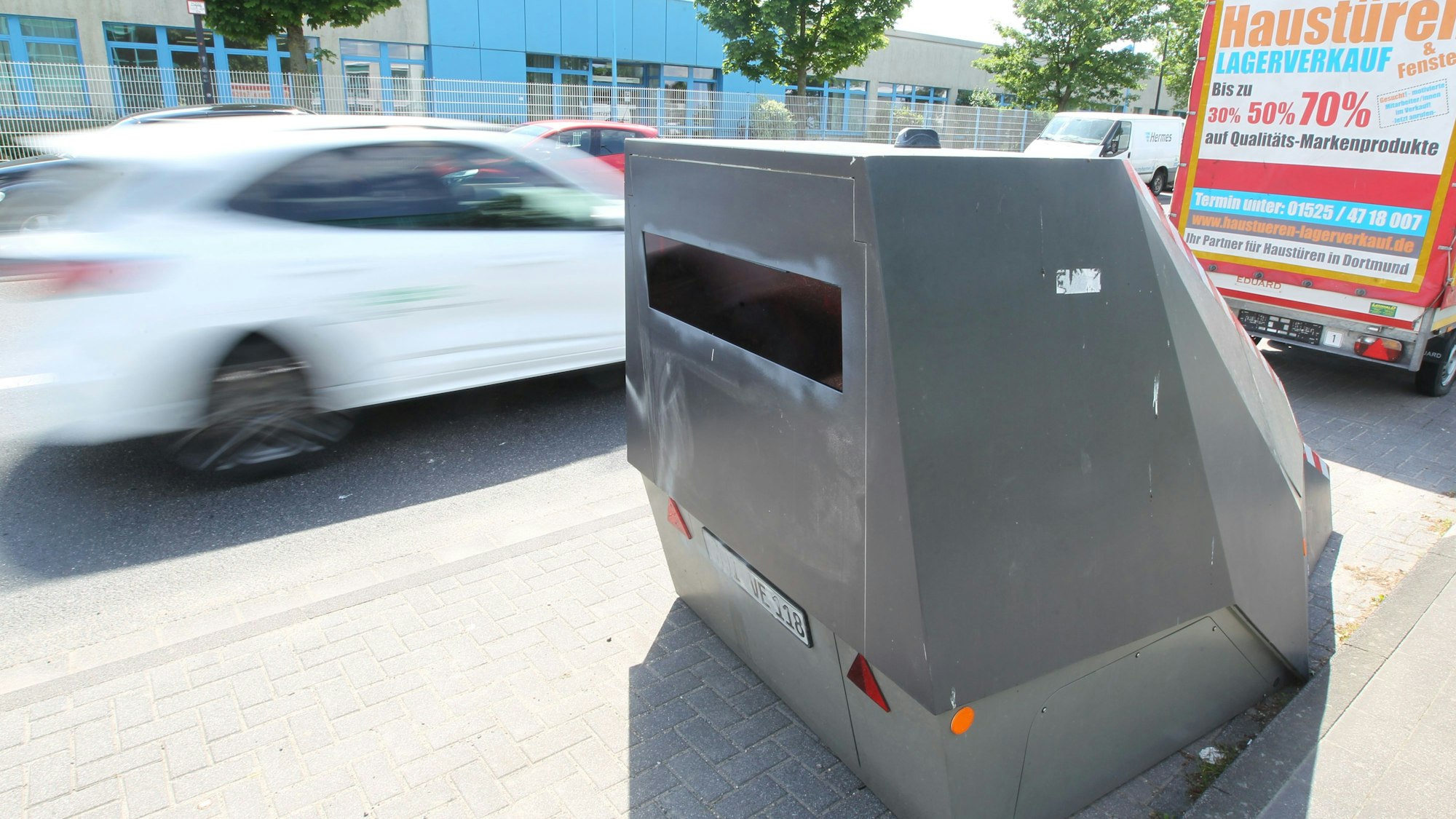 Wie hier in Troisdorf sollen auch in Niederkassel und Sankt Augustin künftig mobile Geschwindigkeitskontrollen mit Blitzern der Kommunen durchgeführt werden.