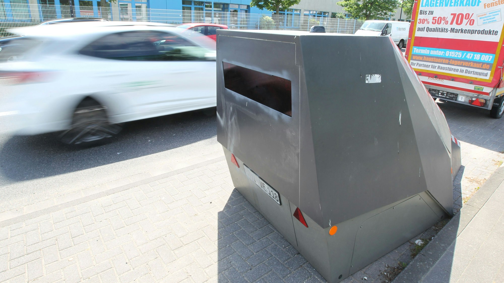 In Troisdorf steht der mobile Blitzer jede Woche woanders. Ein Vorbild für linksrheinische Kommunen.