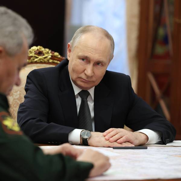 Russlands Präsident Wladimir Putin im Gespräch mit Sergei Schoigu. Der bisherige Verteidigungsminister bekommt einen neuen Job – und das wirft neue Fragen auf. (Archivbild)