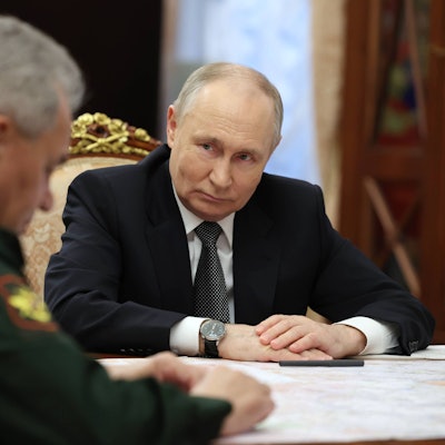 Russlands Präsident Wladimir Putin im Gespräch mit Sergei Schoigu. Der bisherige Verteidigungsminister bekommt einen neuen Job – und das wirft neue Fragen auf. (Archivbild)