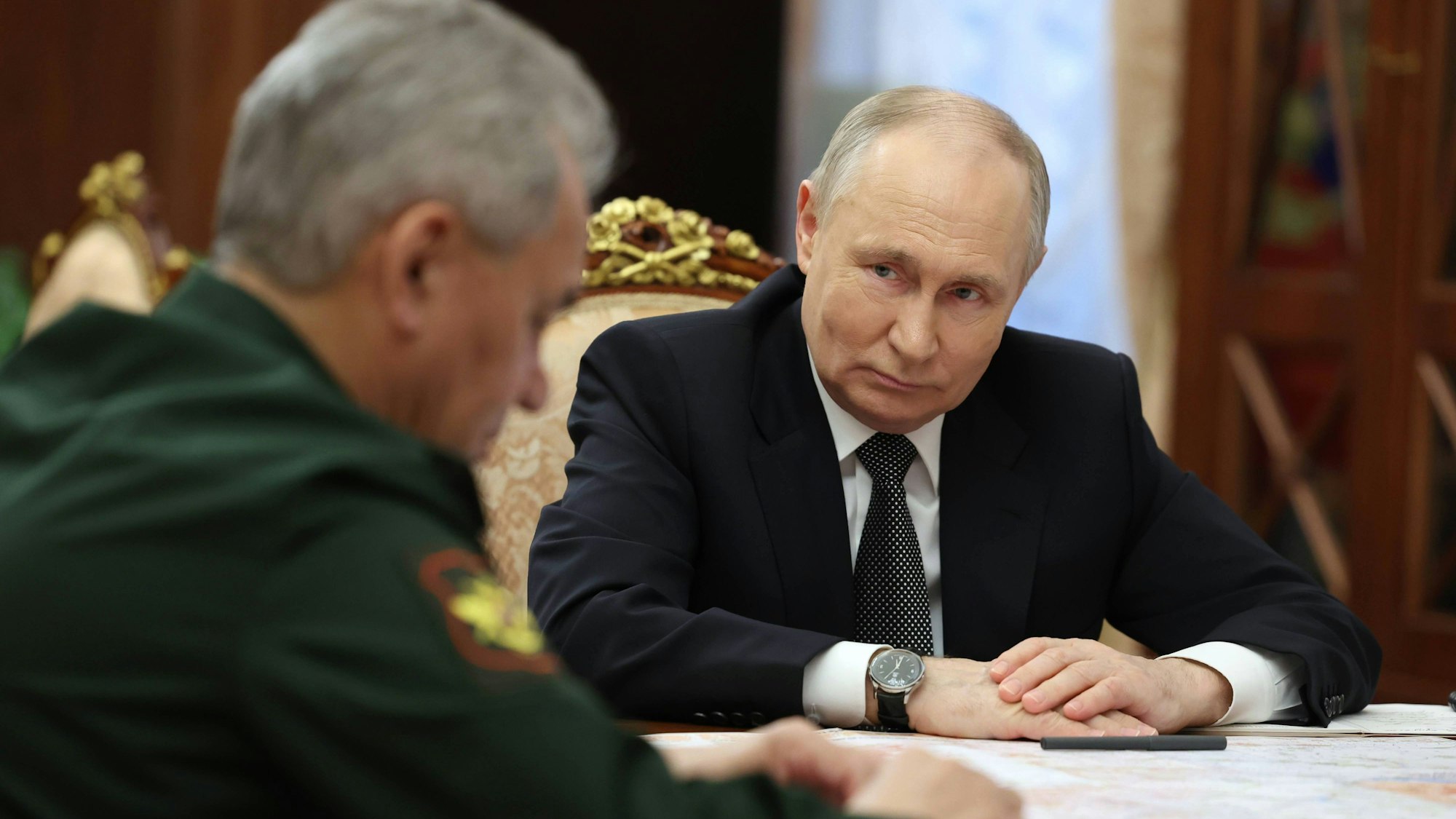 Russlands Präsident Wladimir Putin im Gespräch mit Sergei Schoigu. Der bisherige Verteidigungsminister bekommt einen neuen Job – und das wirft neue Fragen auf. (Archivbild)