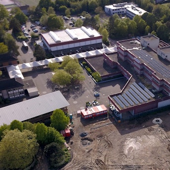 Das Dach des Niederkasseler Kopernikus-Gymnasiums muss dringend umfassend saniert werden. An vielen Stellen des Flachdachs dringt Regenwasser ein.
