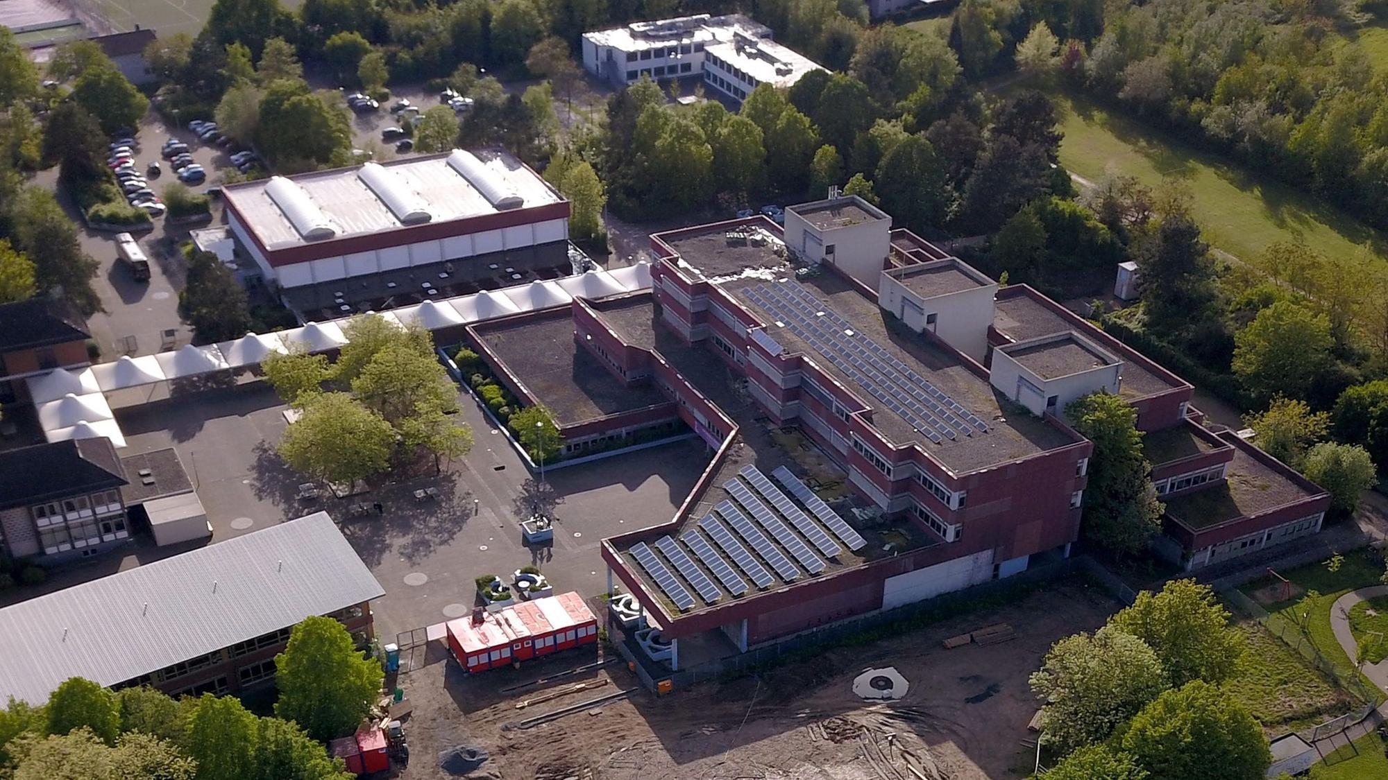Das Dach des Niederkasseler Kopernikus-Gymnasiums muss dringend umfassend saniert werden. An vielen Stellen des Flachdachs dringt Regenwasser ein.