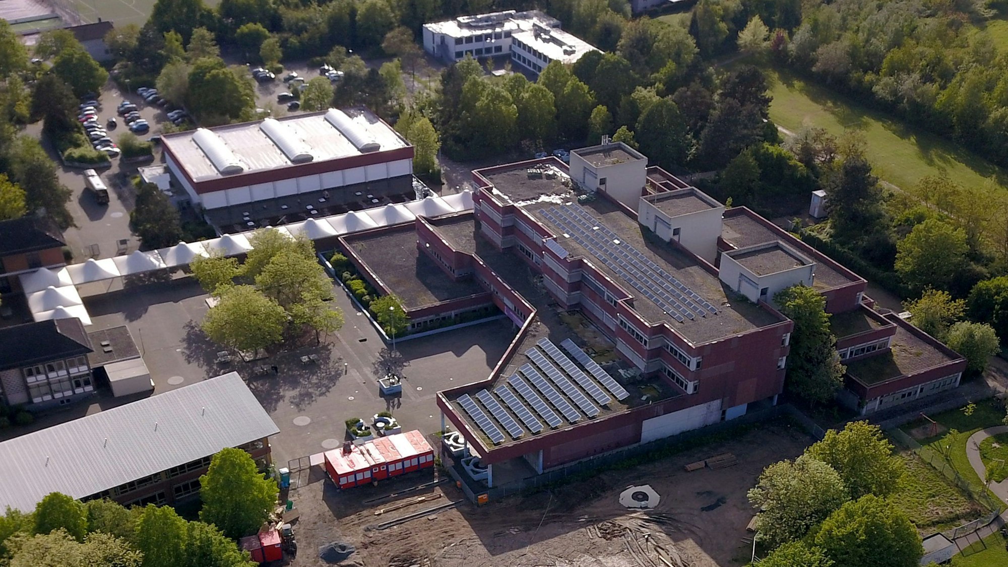 Das Dach des Niederkasseler Kopernikus-Gymnasiums muss dringend umfassend saniert werden. An vielen Stellen des Flachdachs dringt Regenwasser ein.