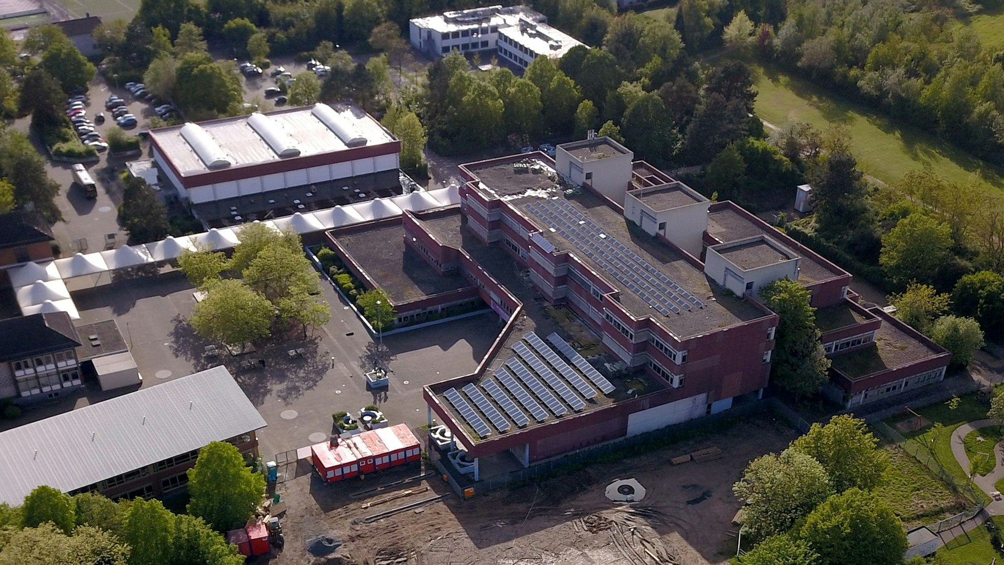 Ein Luftbild zeigt das Dach des Niederkasseler Kopernikus-Gymnasiums. Dort dringt an vielen Stellen Regenwasser ein.