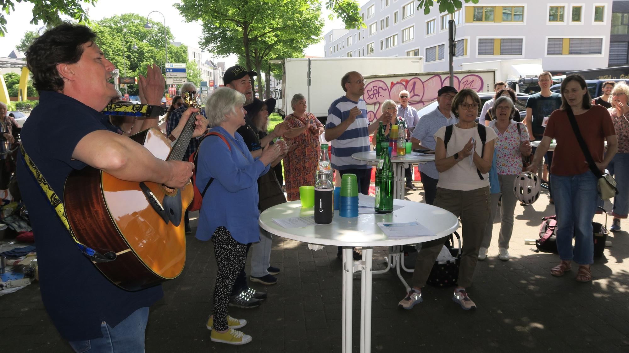 Die Gemeinde in Bickendorf singt gegen rechtsextreme Strömungen.