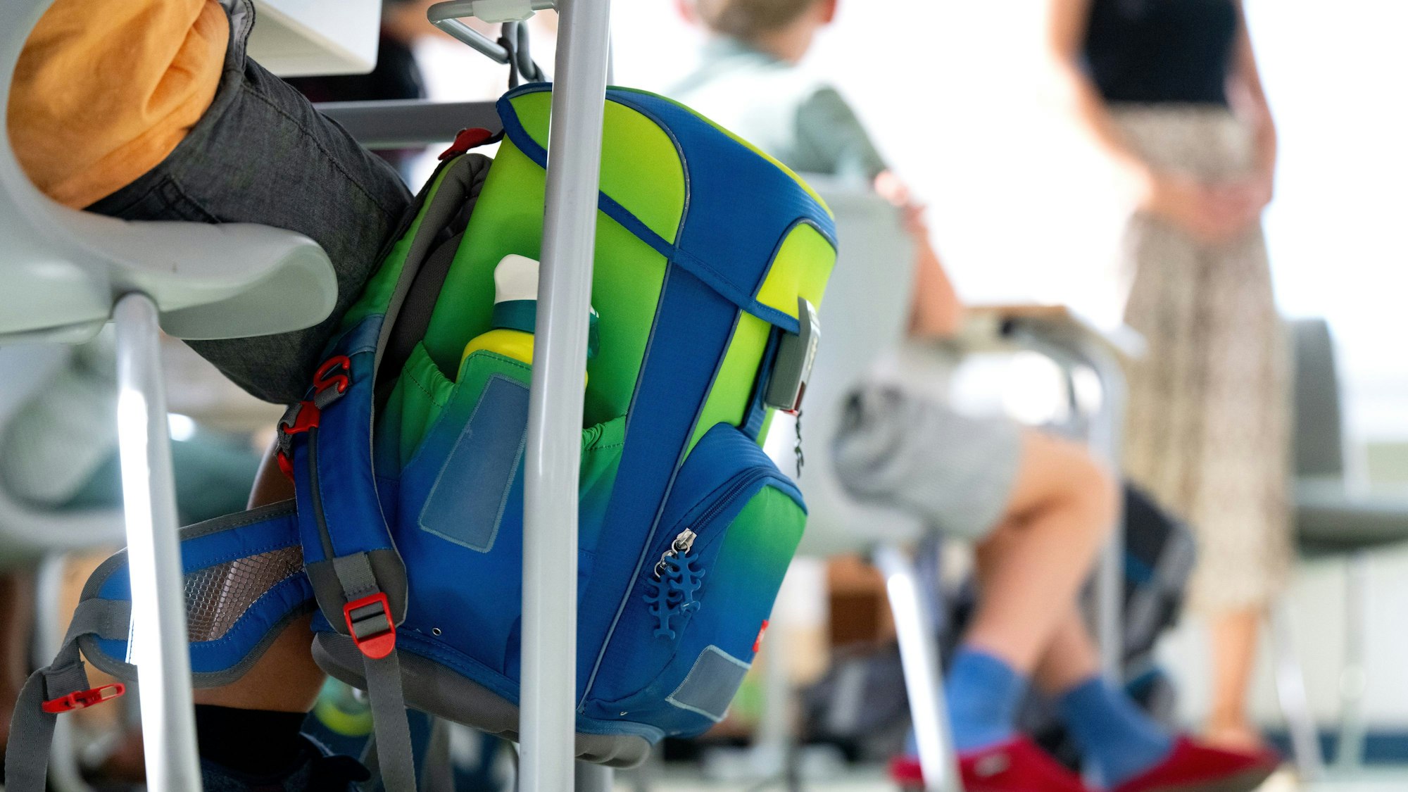 Schulkinder einer zweiten Klasse sitzen am ersten Schultag nach den Sommerferien in ihrer Klasse.