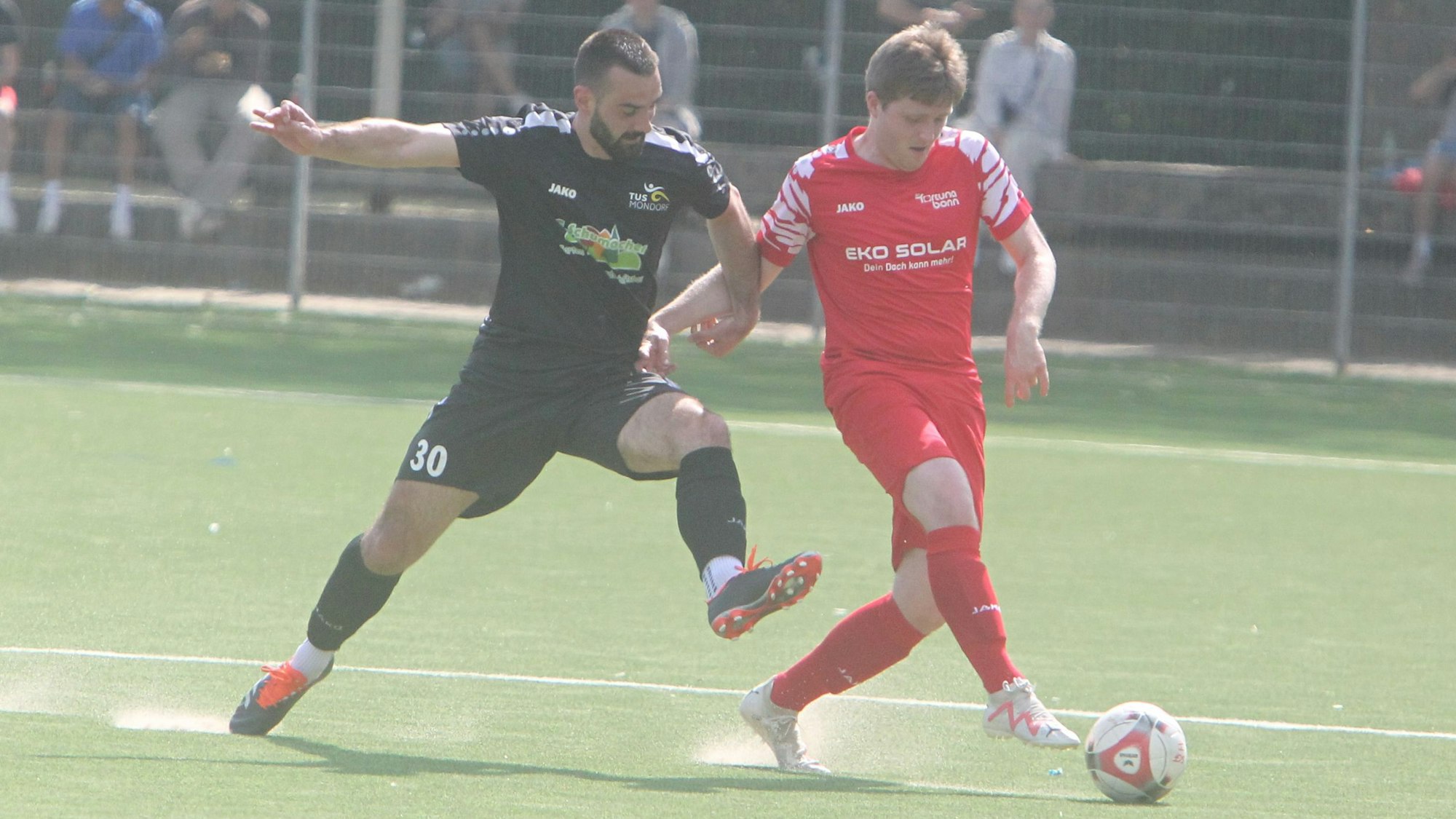 Robin Tomiczek (links) vom TuS Mondorf stemmt sich gegen die drohende Niederlage, kann den Abstieg auf der Bonner Anlage im Wasserland aber nicht verhindern.