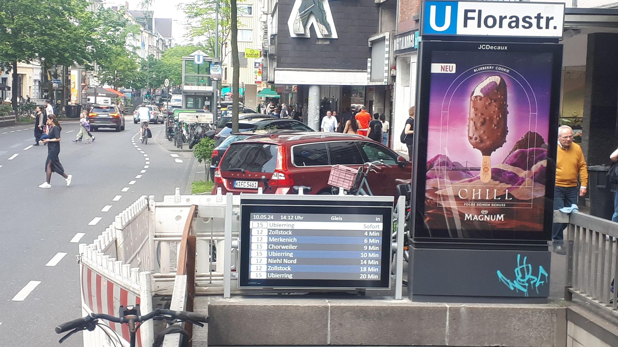 Der Eingang zur U-Bahn-Haltestelle Florastraße liegt direkt neben der viel genutzten Neusser Straße.