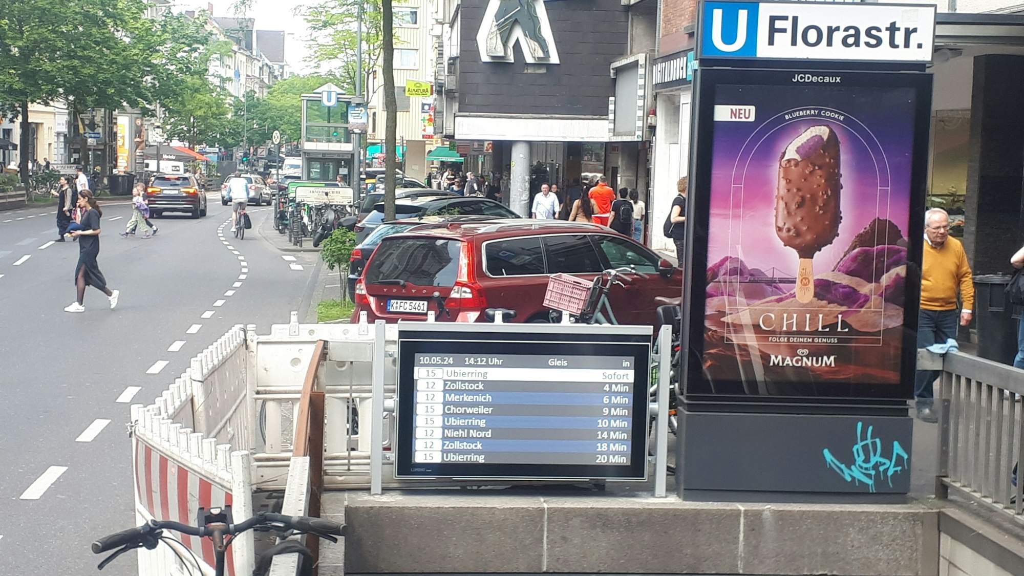 Der Eingang zur U-Bahn-Haltestelle Florastraße liegt direkt neben der viel genutzten Neusser Straße.