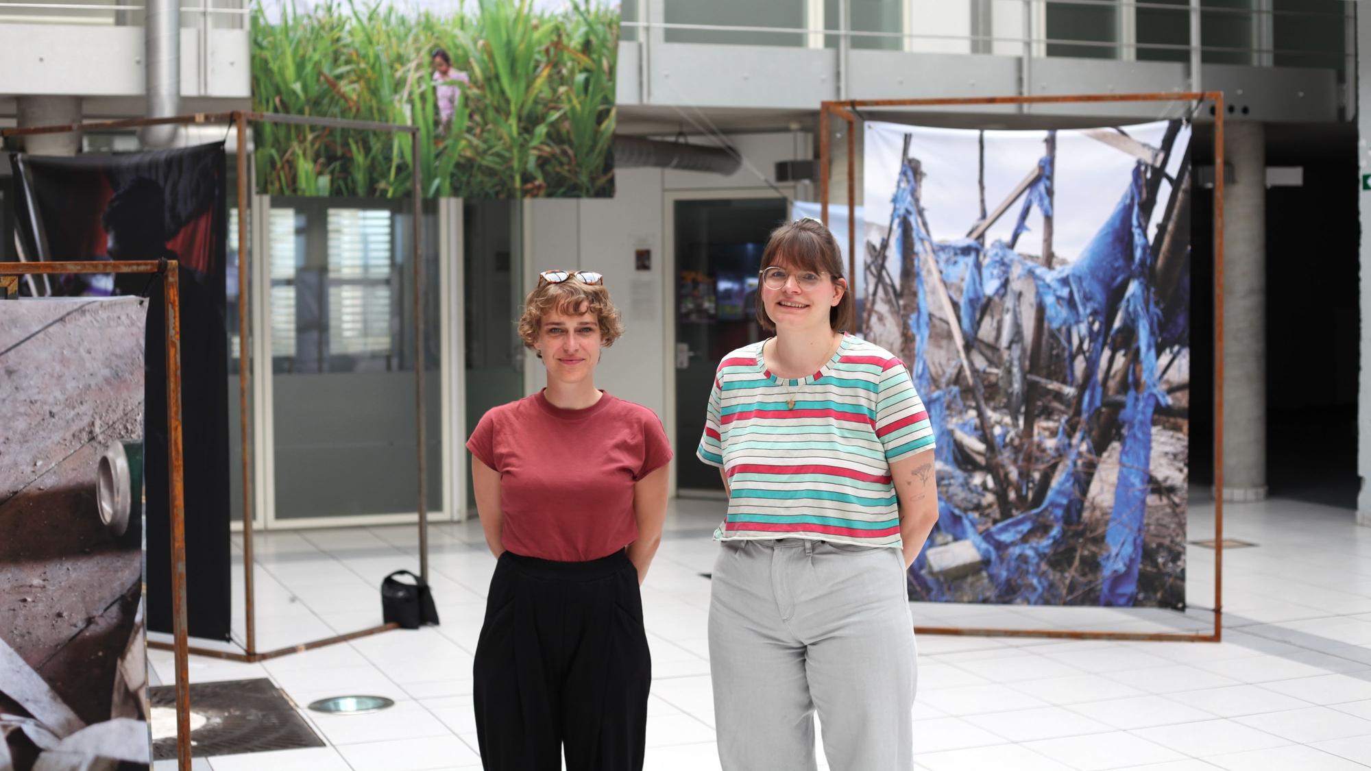 Künstlerische Leiterin des Sommerblut Festivals Anna-Mareen Henke und Vorsitzende des Kölner Spendenkonvois Leonie Bohmann (v.l.) im Ausstellungssaal.
