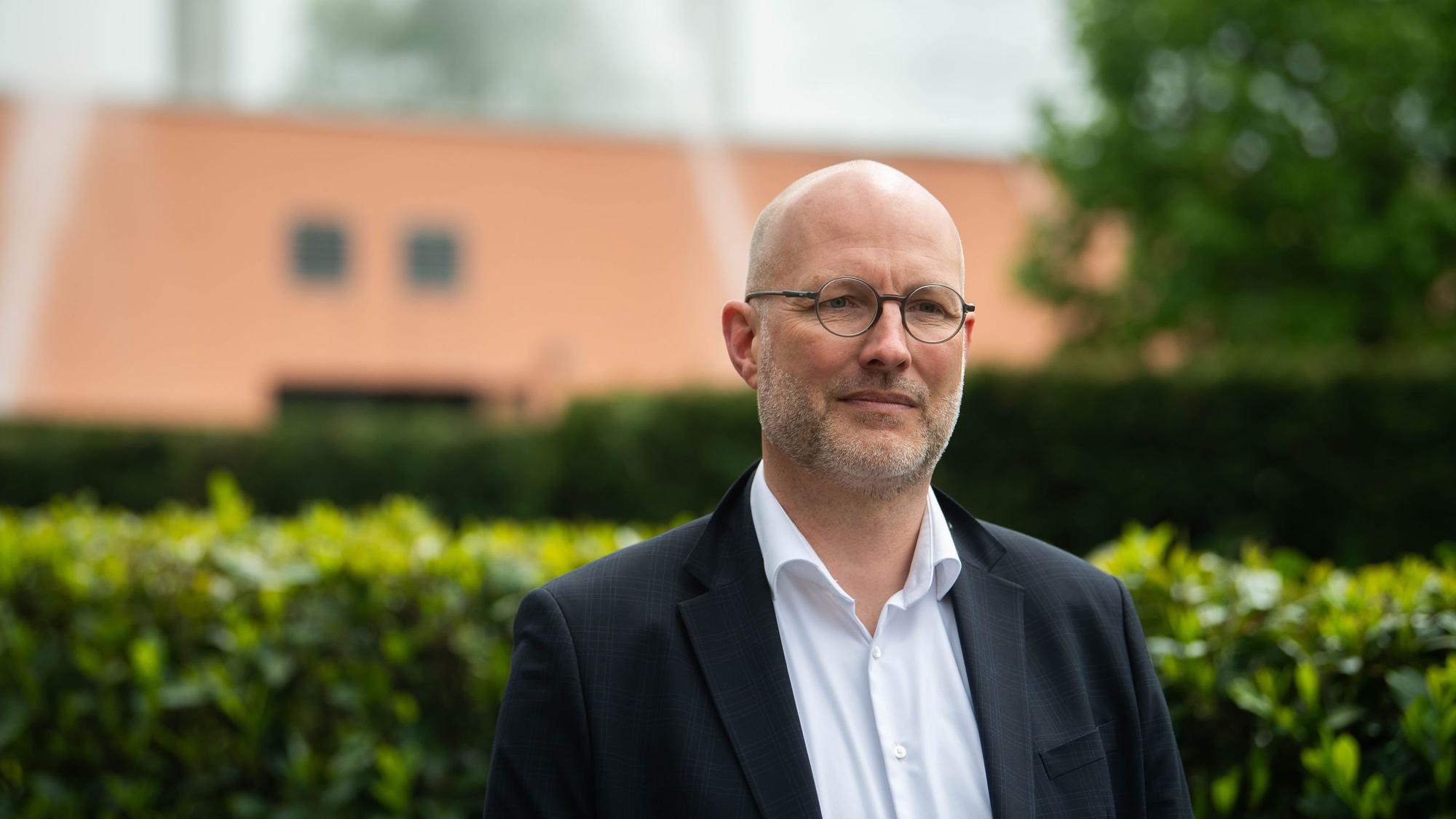 Matthias Scharlau steht vor dem Krematorium in Mechernich.