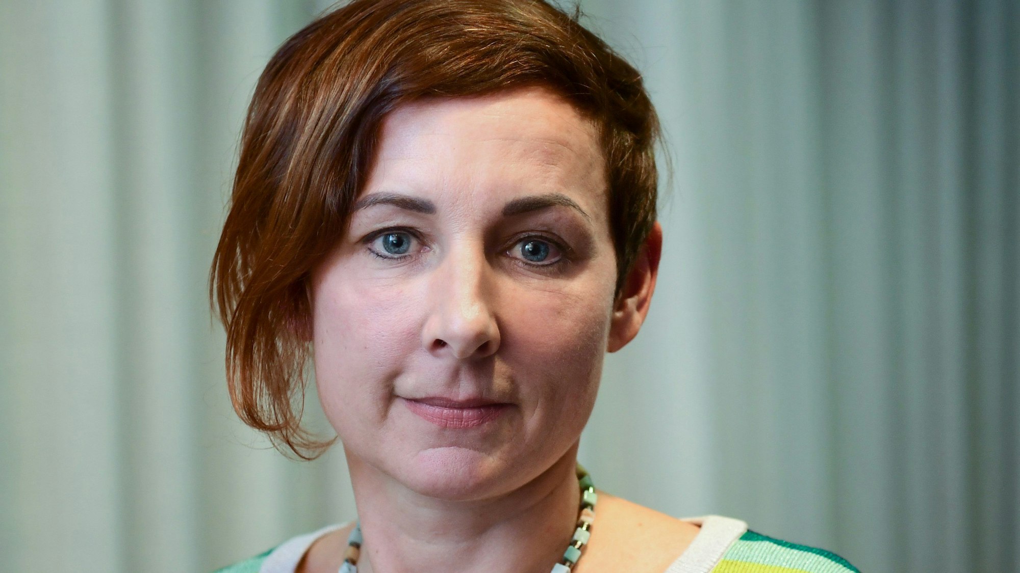 Die Schriftstellerin Juli Zeh sieht in den Übergriffen auf Politikerinnen und Politiker keine Angriffe auf die Demokratie.