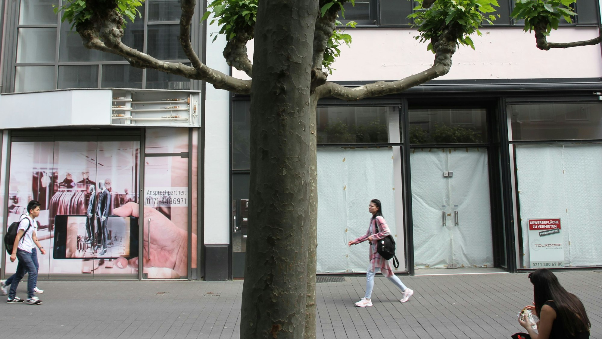 Eine Ladenzeile in einer Innenstadt mit zwei leer stehenden Geschäften