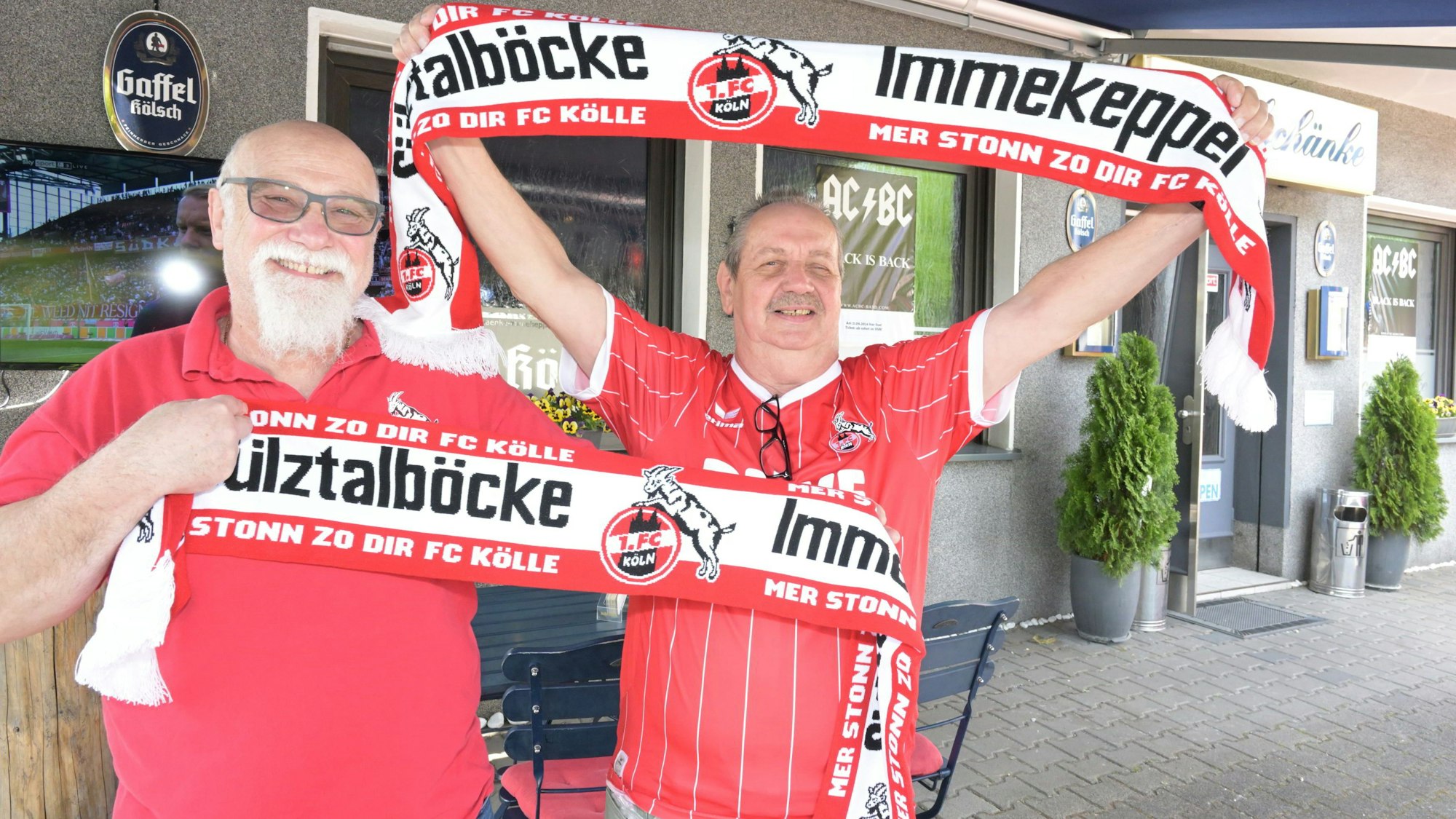 Der Sülztalböcke-FC-Fanclub mit Präsident Werner Hönen und Vito Grimaldi vor der Dorfschänke Immekeppel.