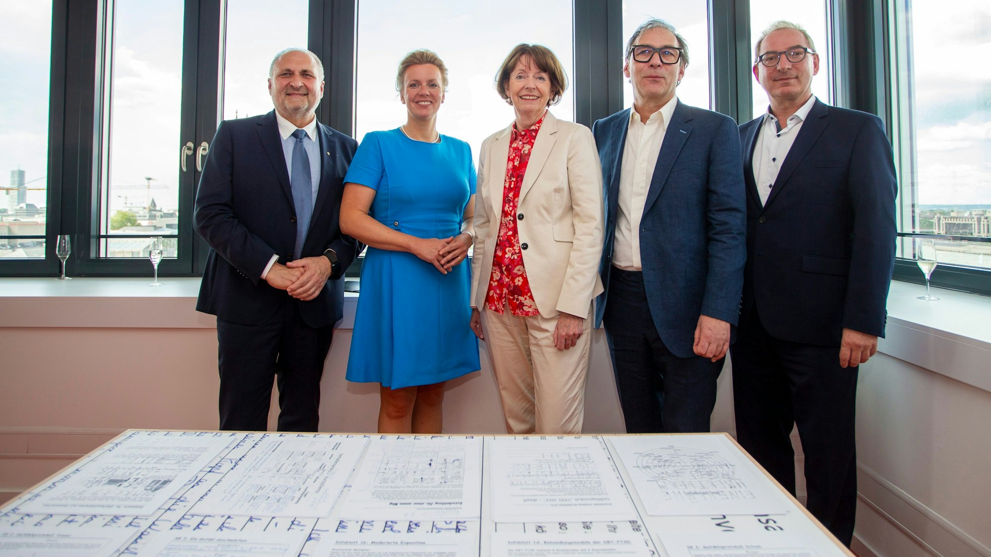Handwerkskammer-Präsident Hans Peter Wollseifer (von links), NRW-Kulturministerin Ina Brandes, Oberbürgermeisterin Henriette Reker, KHM-Rektor Mathias Antlfinger und der kommissarische KHM-Kanzler Oliver Herrmann.