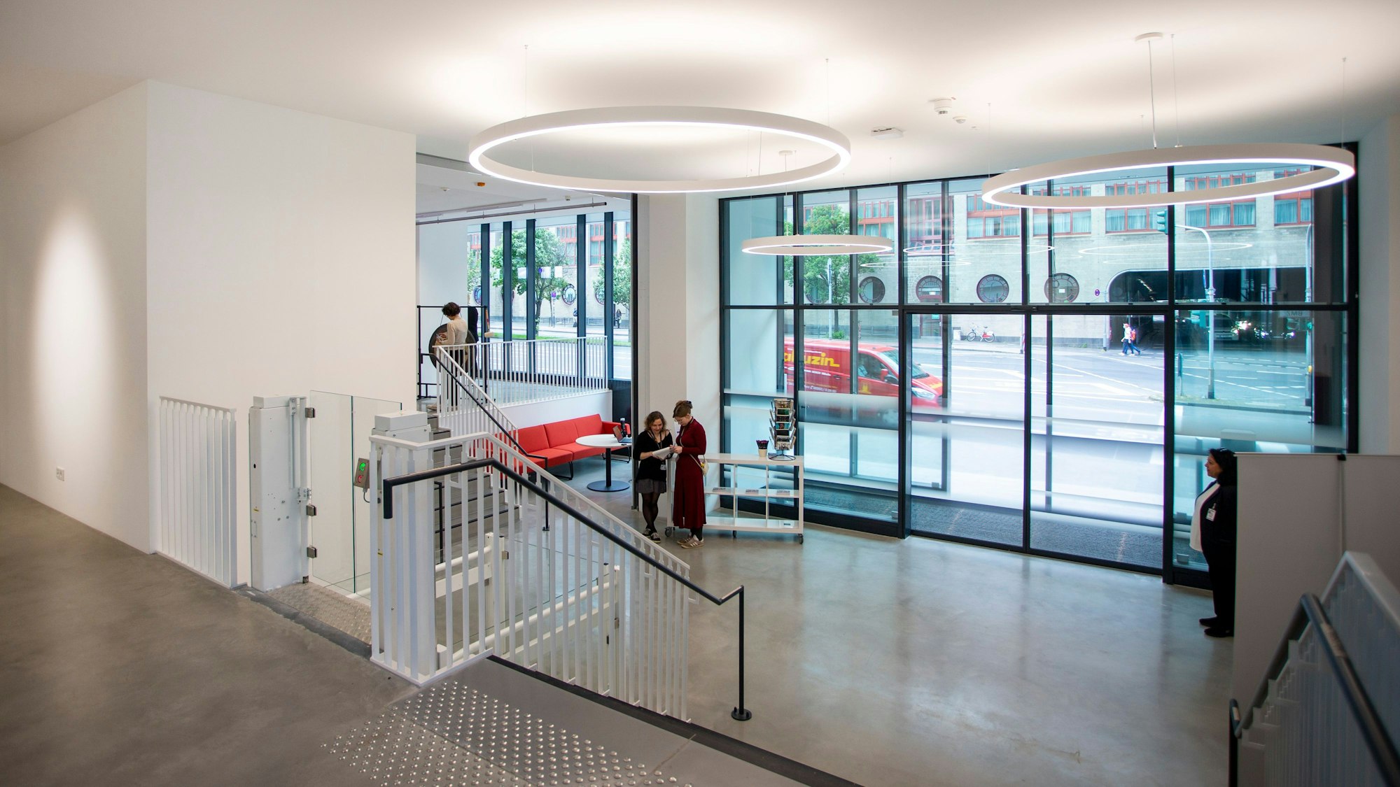 Der hell gestaltete Eingangsbereich der Kunsthochschule für Medien (KHM).