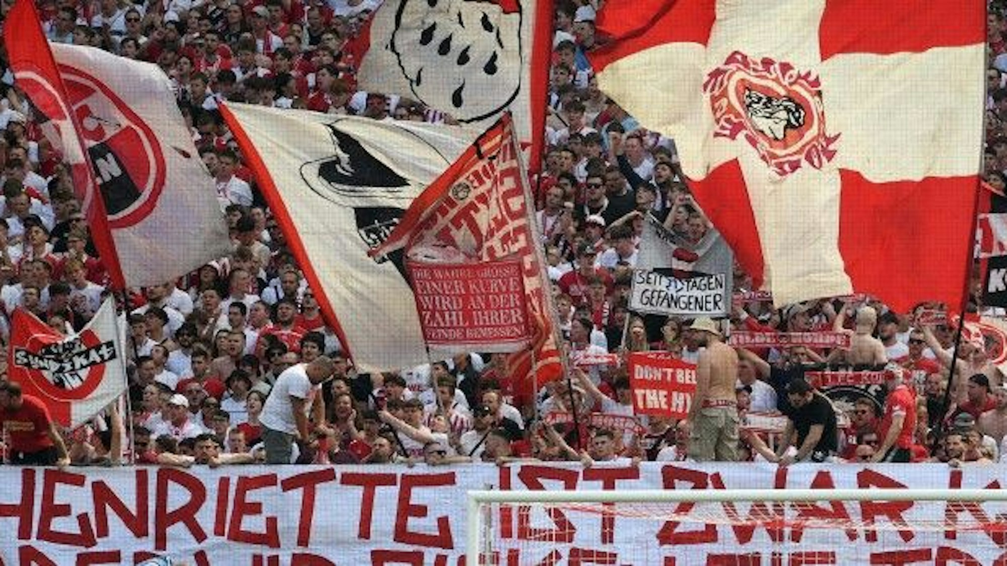 Ein Schmähplakat befestigten Ultras am Zaun während des Spiels gegen Union Berlin