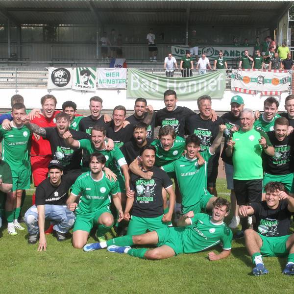 Der FV Bad Honnef feiert im eigenen Stadion die sofortige Rückkehr in die Landesliga.