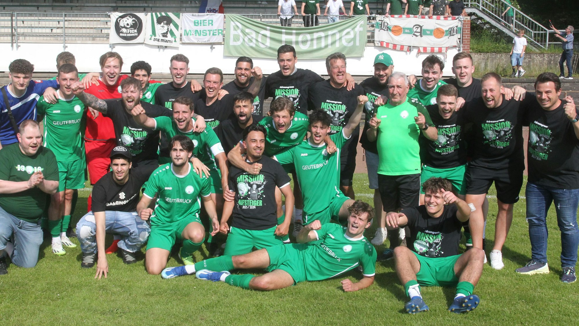Der FV Bad Honnef feiert im eigenen Stadion die sofortige Rückkehr in die Landesliga.