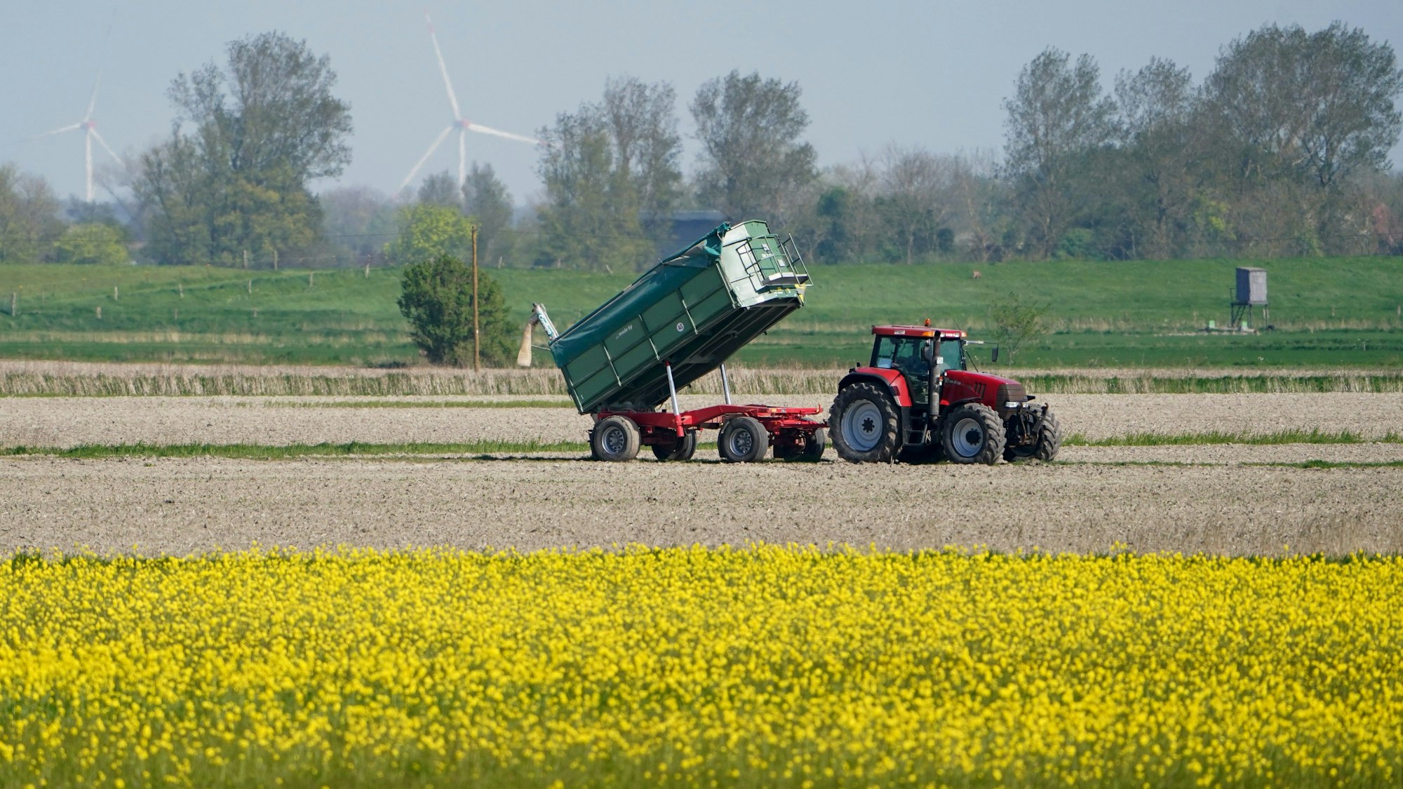 Ein Traktor steht auf einem Acker