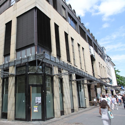 Eine Hausecke mit einem leerstehendem Geschäftslokal