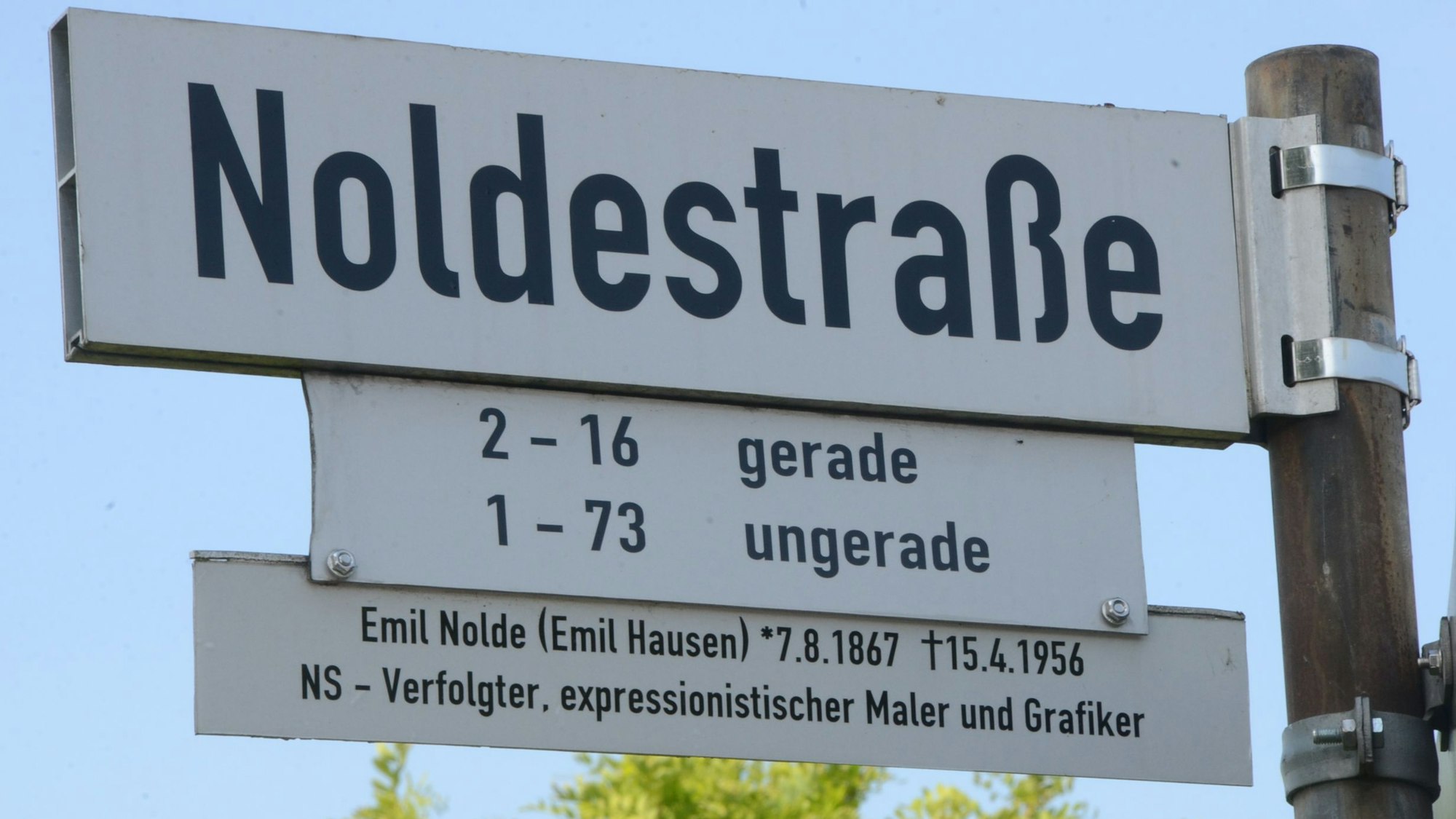 Das Bild zeigt ein Straßenschild mit der Aufschrift Noldestraße und einem Info-Hinweis darunter.