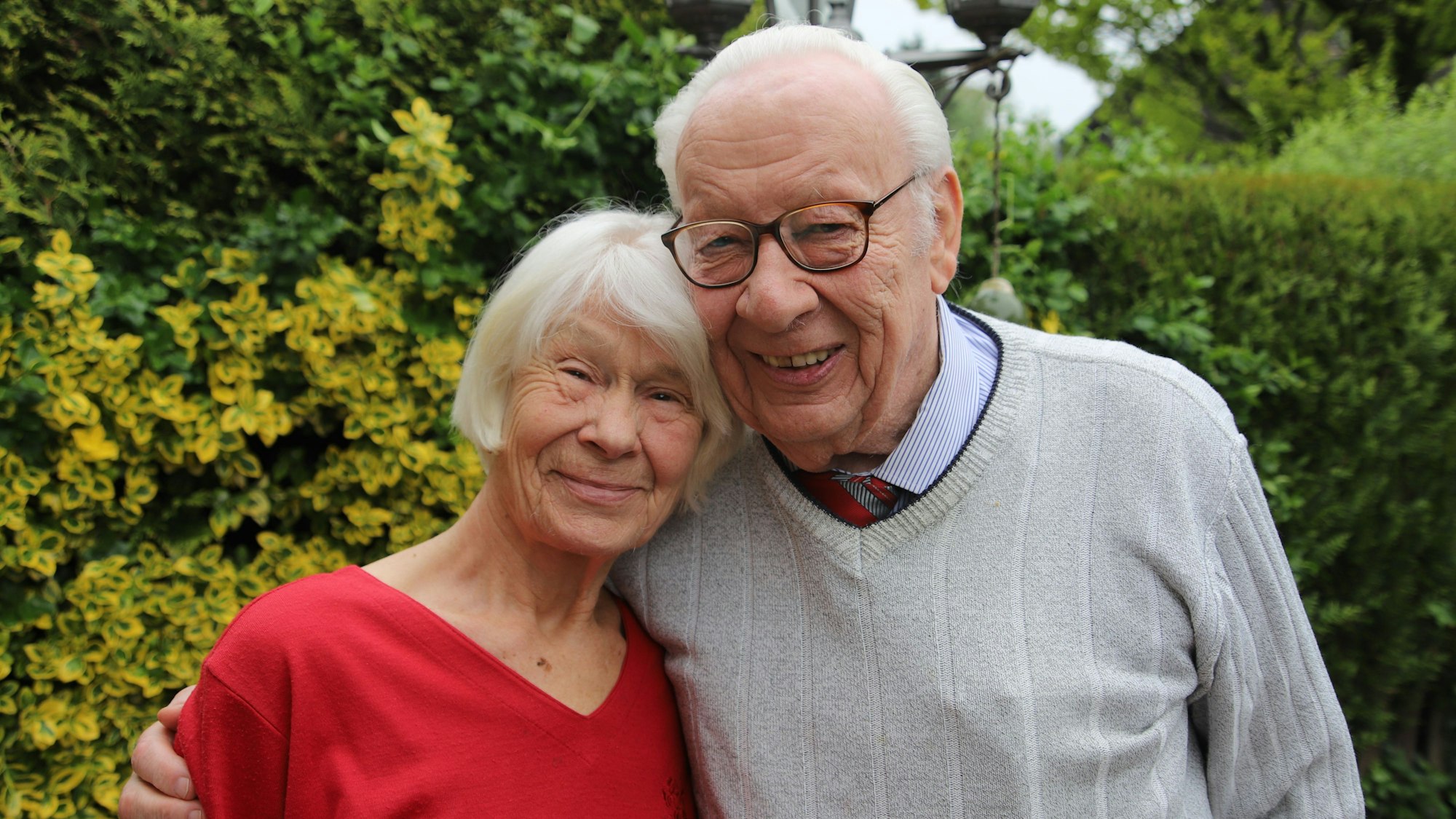 Peter und Christa Klar stehen im Garten ihres Hauses in Hennef-Heisterschoß.
