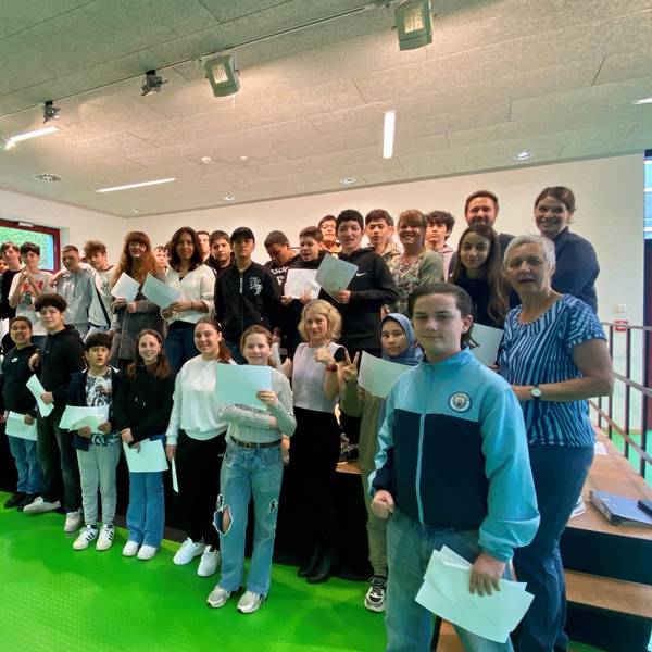 Auf dem Bild sind die Frechener Hauptschüler zu sehen, die beim Frühlingslauf erfolgreich waren.