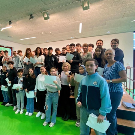 Auf dem Bild sind die Frechener Hauptschüler zu sehen, die beim Frühlingslauf erfolgreich waren.