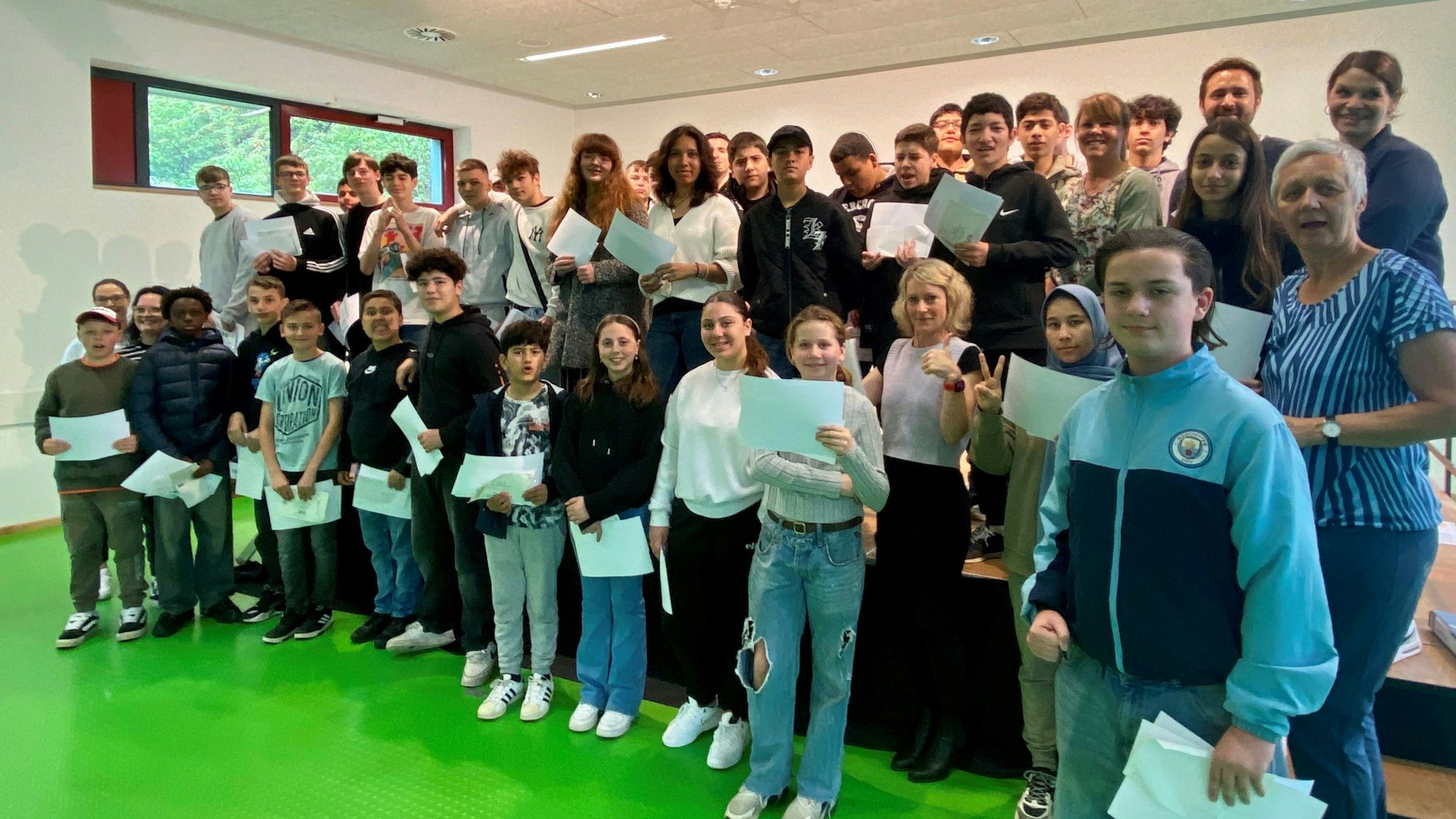 Auf dem Bild sind die Frechener Hauptschüler zu sehen, die beim Frühlingslauf erfolgreich waren.