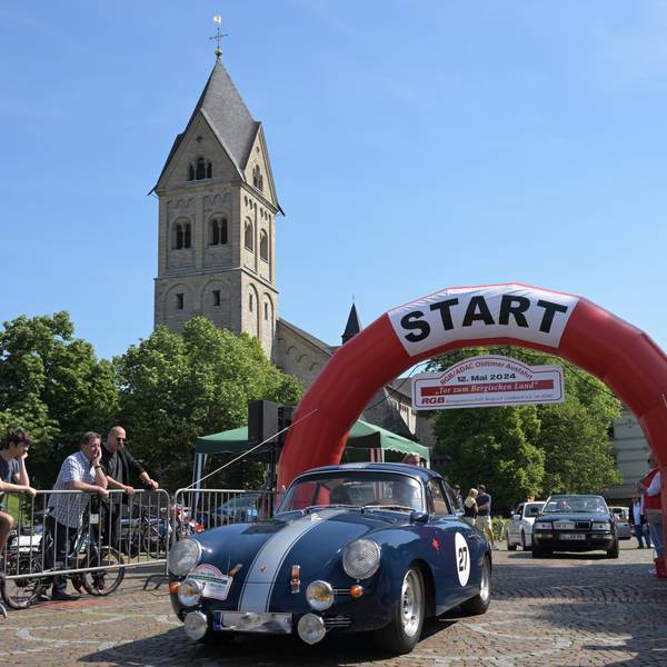 Start der Oldtimer-Ausfahrt "Tor zum Bergischen Land",