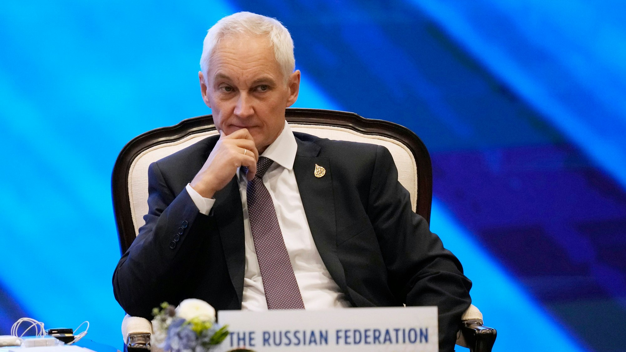 ARCHIV - 18.11.2022, Thailand, Bangkok: Andrej Beloussow, Erste Stellvertretende Ministerpräsident von Russland, nimmt an einer Diskussion während des Apec-Gipfels teil. Der Wirtschaftsexperte wurde von Kremlchef Putin zum neuen Verteidigungsminister ernannt. (zu dpa: «Putin ändert Machtgefüge im Kreml») Foto: Sakchai Lalit/AP/dpa +++ dpa-Bildfunk +++