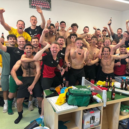 DJK Südwest feiert den Aufstieg in die Landesliga.