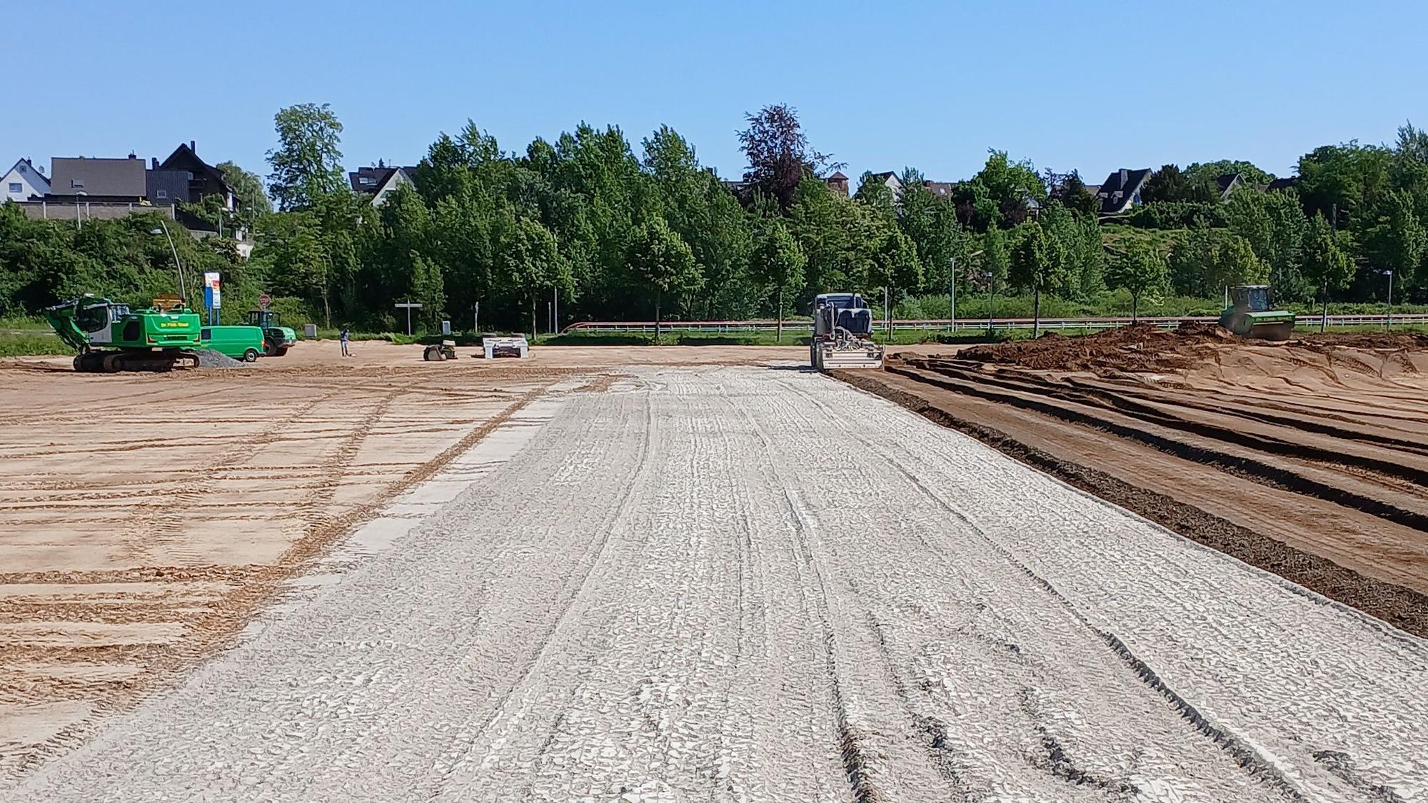 Schwere Fahrzeuge ebnen ein Baugrundstück ein