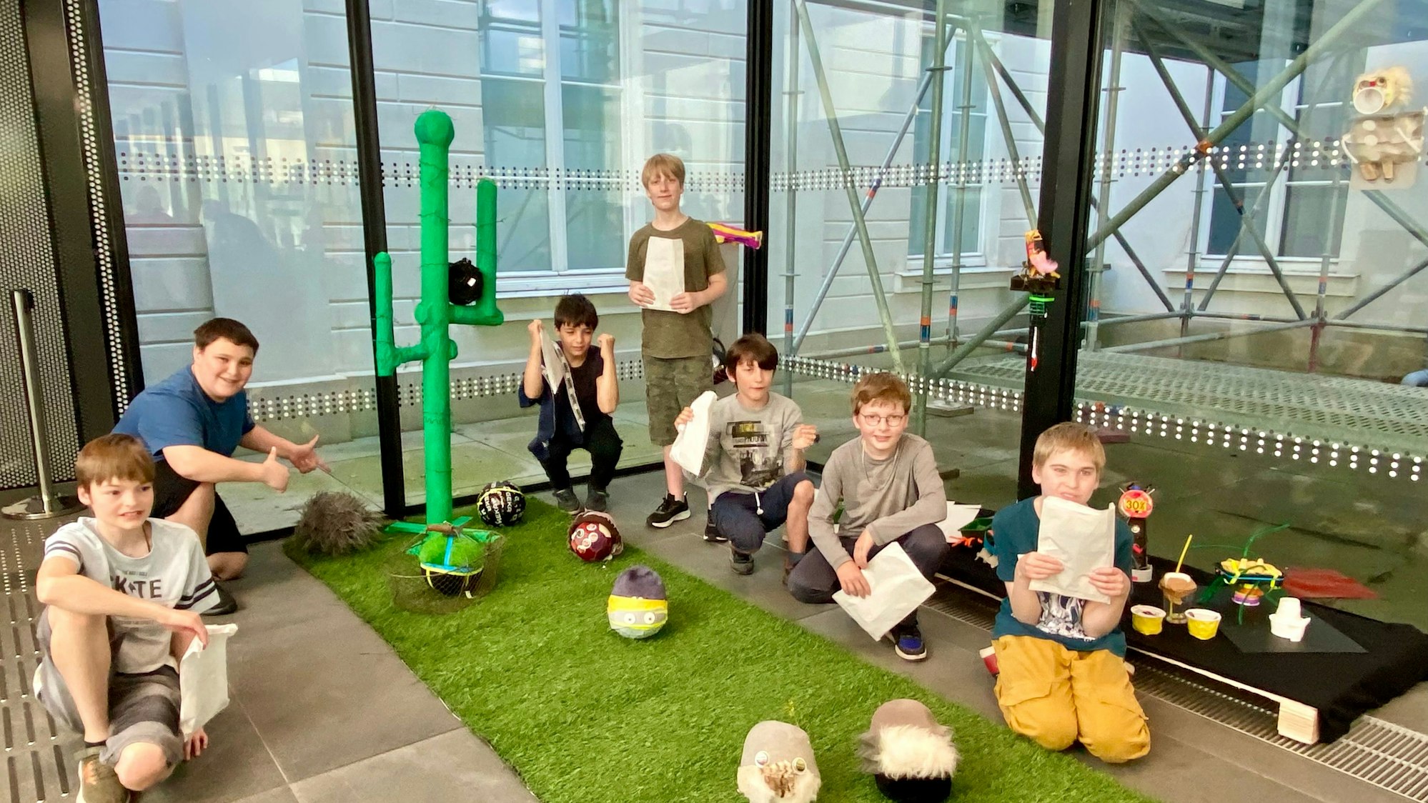 Zu sehen sind sechs Kinder, de ihre Kunstwerke zeigen.