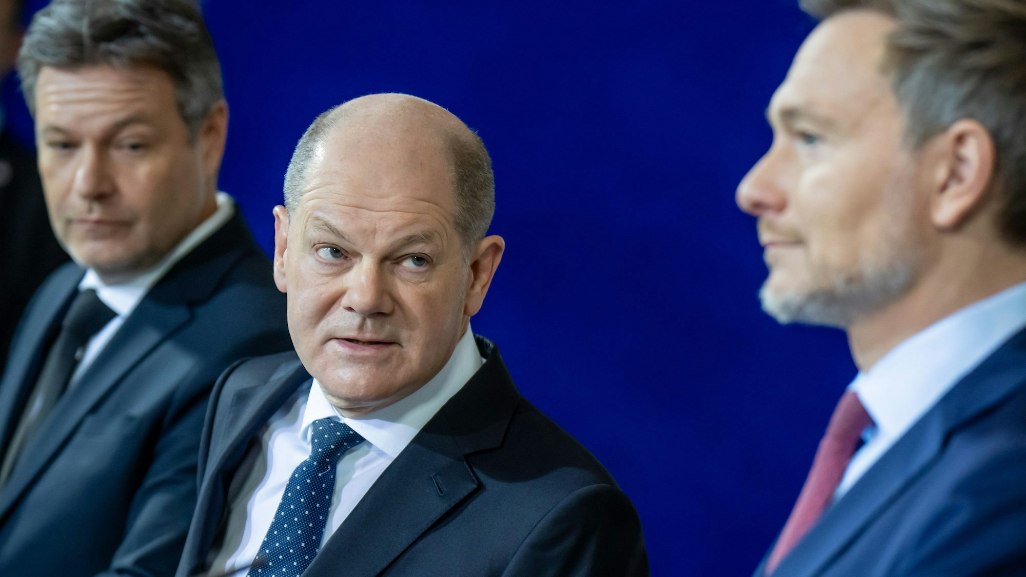 Robert Habeck (l-r, Bündnis 90/Die Grünen), Bundesminister für Wirtschaft und Klimaschutz, Bundeskanzler Olaf Scholz (SPD) und Christian Lindner (FDP), Bundesminister der Finanzen