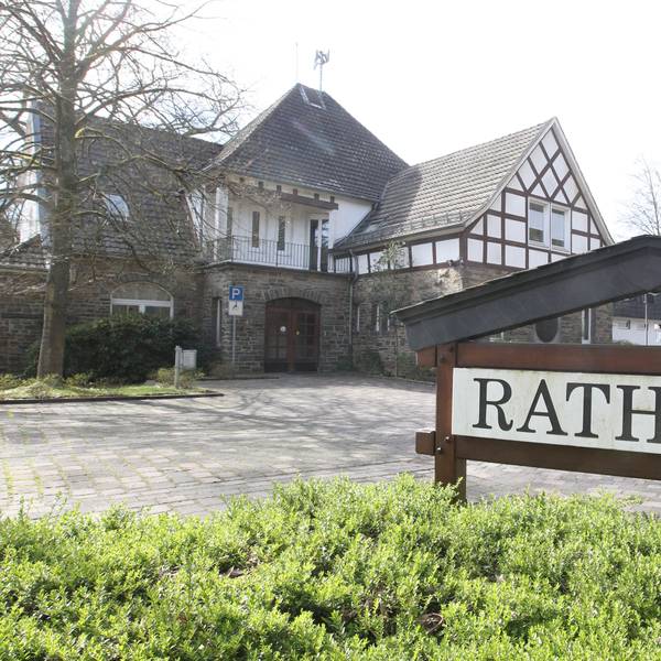 Außenansicht eines Rathauses.