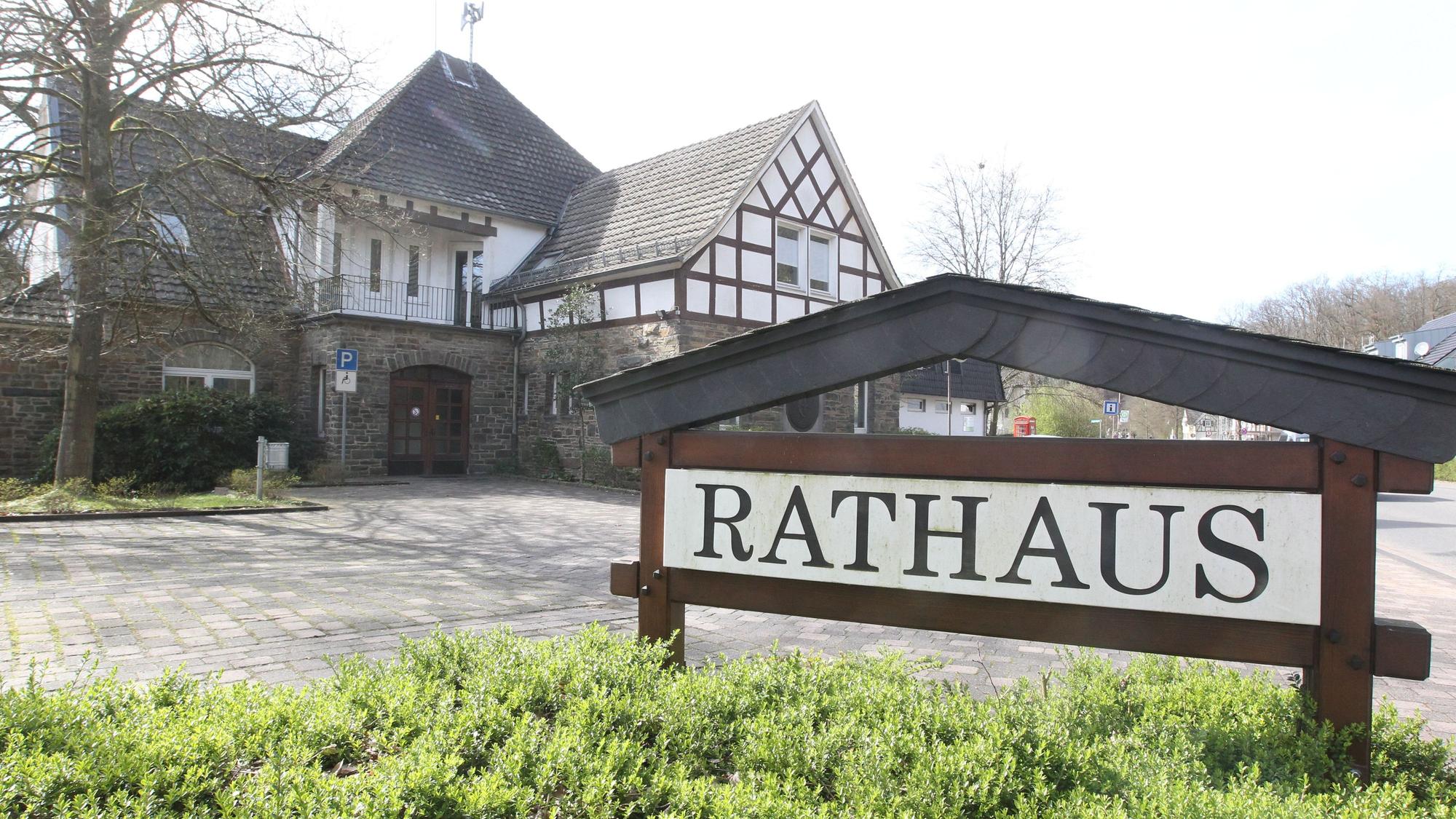 Außenansicht eines Rathauses.