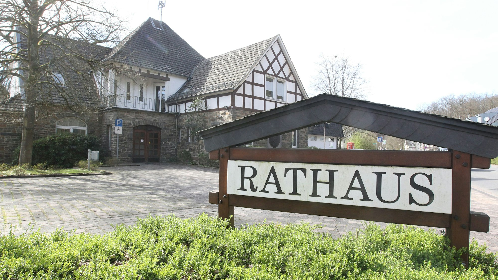 Außenansicht eines Rathauses.