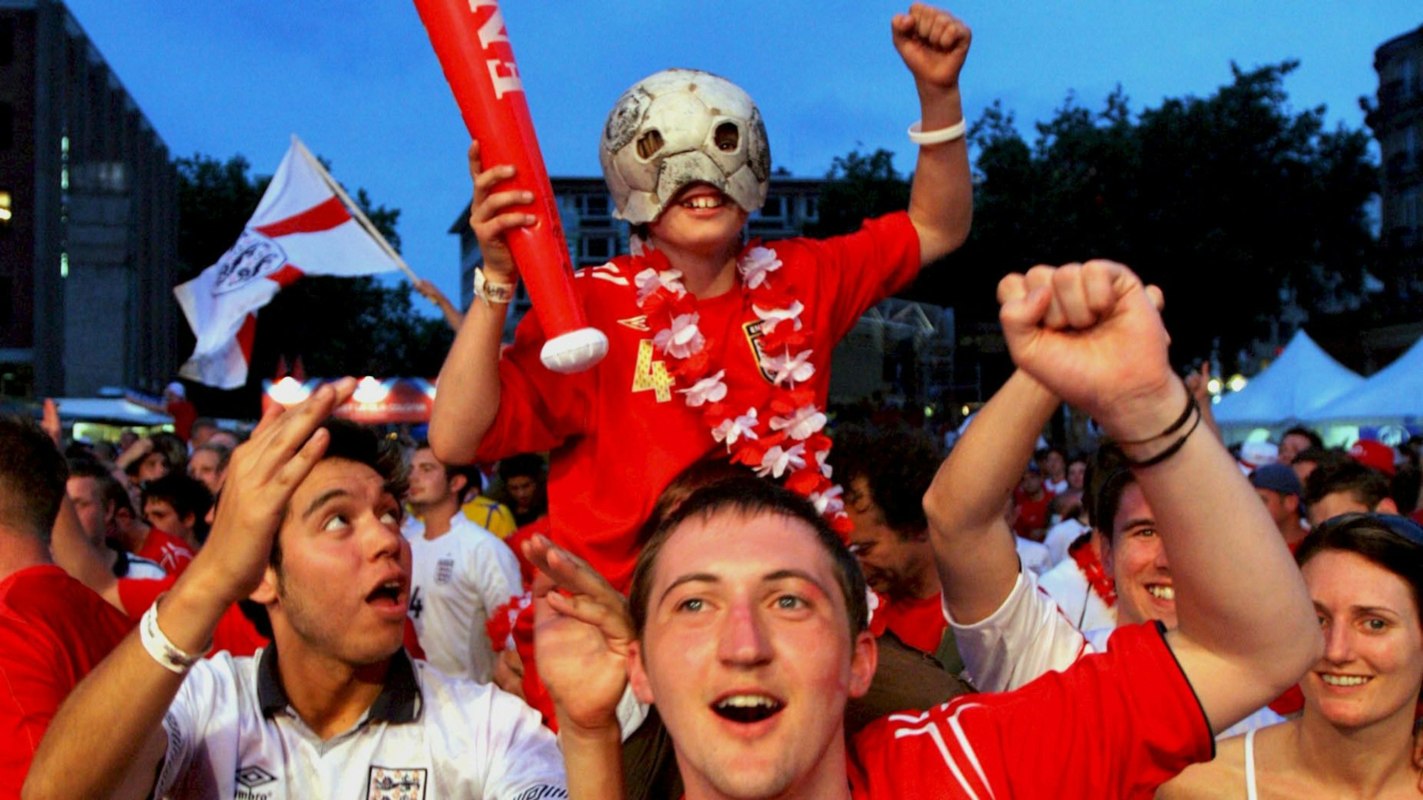 Schon bei der Fußball-WM 2006 feierten viele englische Fans in Köln.