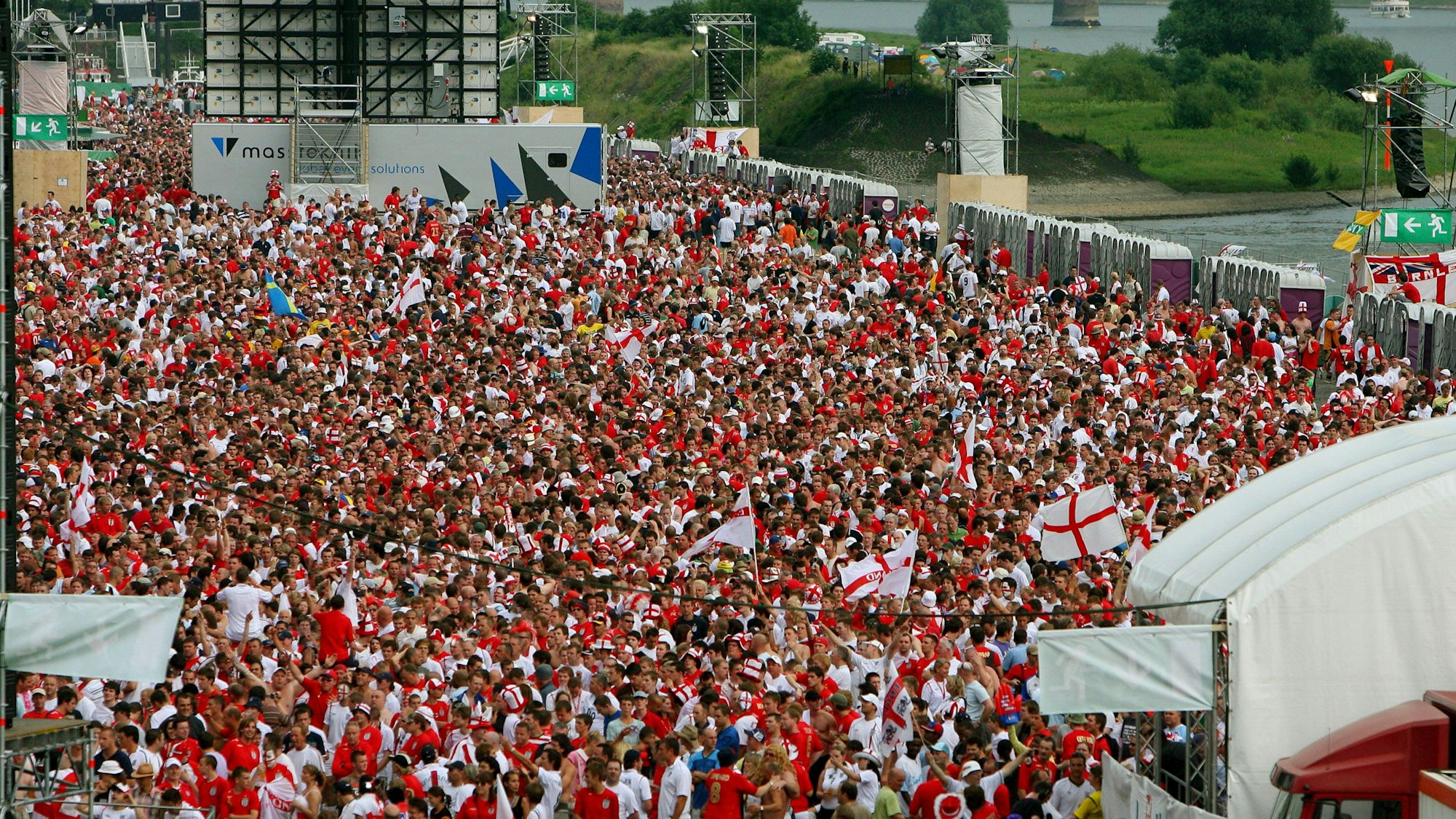 Schon bei der WM 2006 fluteten die englischen Fans Köln.