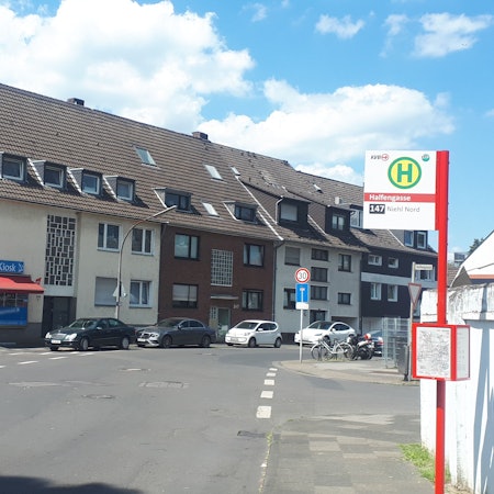 Blick auf den nördlichen Teil der Merkenicher Straße in Alt-Niehl. Die Ecke zur Halfengasse / Franz-Denhoven-Straße gilt als besonders heikler Schulweg. Foto von Bernd Schöneck.